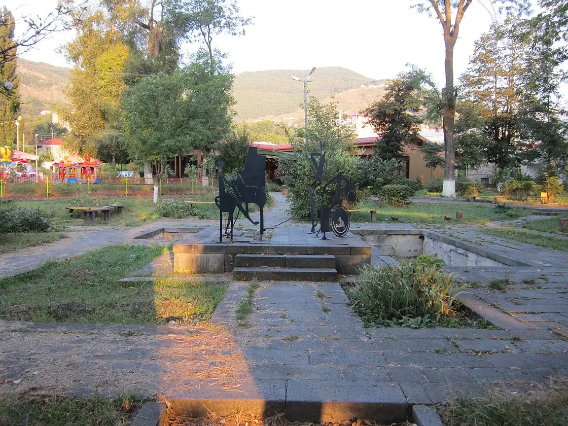 A fountain and square in central Goris with mountains behind the town